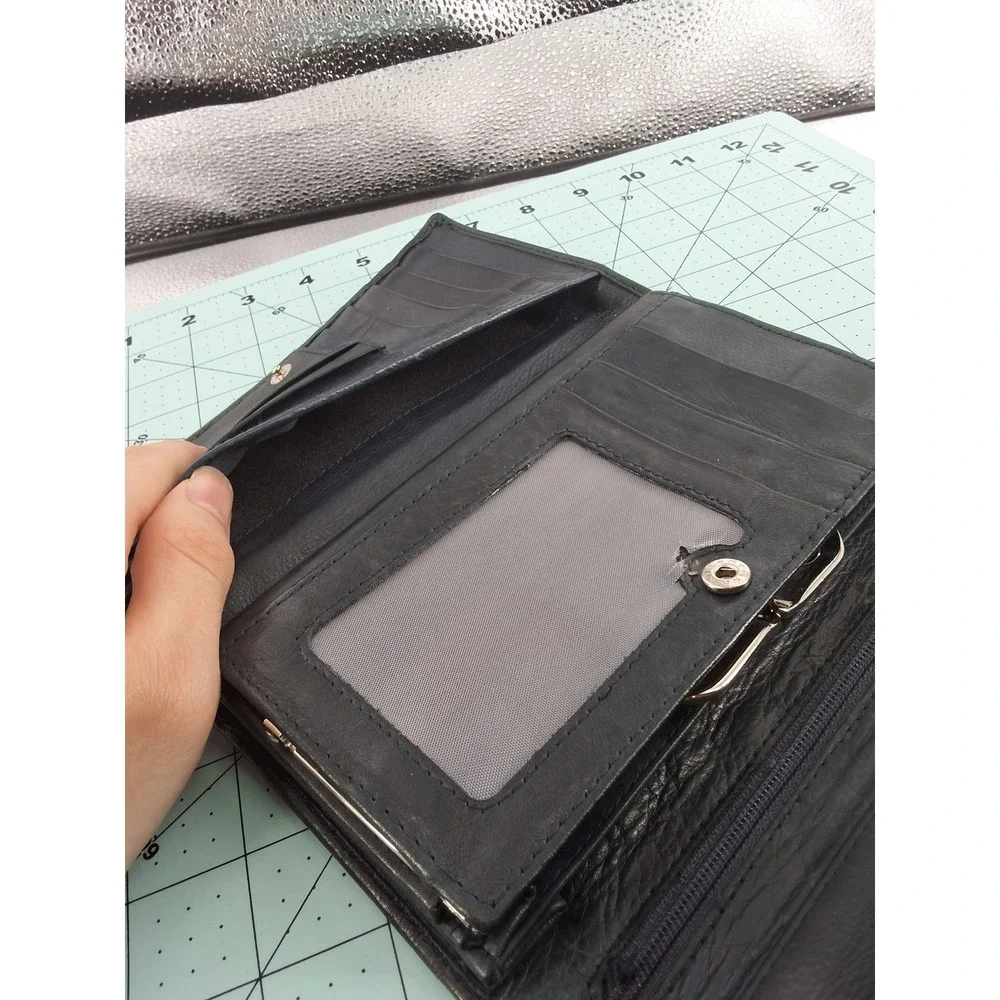 Classic Black Leather Bifold Wallet |‎ Snap Closure | Card Slots